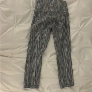 Grey pattern lululemon wunder under crop